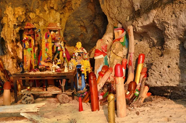 KRABI, THAILAND - 19 de março de 2015: Templo do Santuário de Phra Nang — Fotografia de Stock