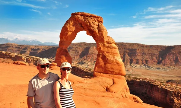 Couple in front of Delicate Arch USA — Stock Photo, Image