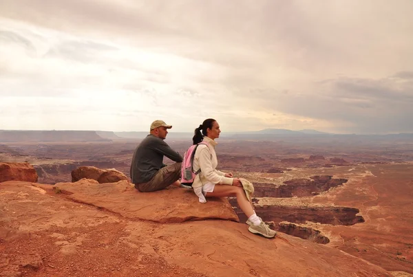 Ζευγάρι στο εθνικό πάρκο Canyonlands ΗΠΑ — Φωτογραφία Αρχείου