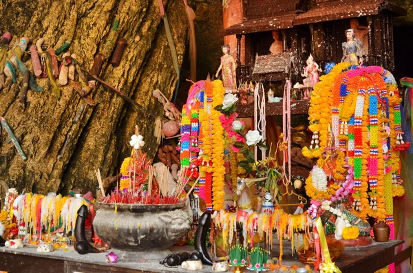 KRABI, TAILANDIA - 19 de marzo de 2015: Templo del Santuario de Phra Nang —  Fotos de Stock