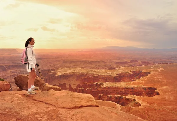 여자는 Canyonlands에 좀 — 스톡 사진