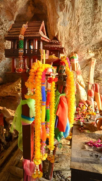 KRABI, THAILAND - 19 de março de 2015: Templo do Santuário de Phra Nang — Fotografia de Stock