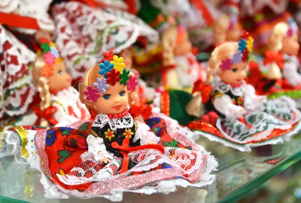 KRAKOW, POLONIA - 5 LUGLIO 2016: Il venditore vende souvenir artigianali tradizionali polacchi a Sukiennice (Sala del Tessuto ). — Foto Stock