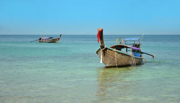 Krabi, Thailand - 18 mars 2015: Långa båtar i Andamanhavet i sommarsemester — Stockfoto