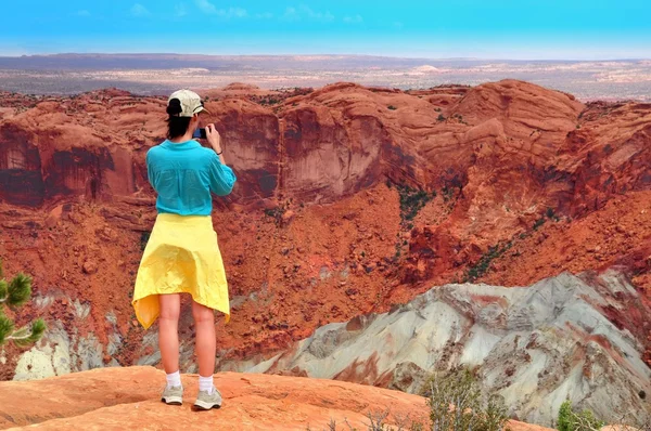 Frau am Vulkankrater in den USA — Stockfoto