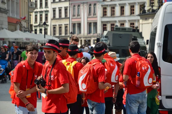 Krakow, Polen - 27 Jul 2016: Wereld jeugd dag 2016.International Katholieke jeugd Verdrag. Jonge mensen op het hoofdplein in Krakau. — Stockfoto