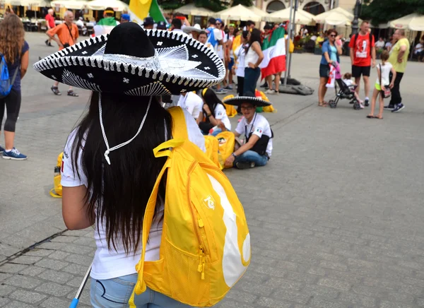 Krakow, Polen - 27 Jul 2016: Wereld jeugd dag 2016.International Katholieke jeugd Verdrag. Jonge mensen op het hoofdplein in Krakau. — Stockfoto