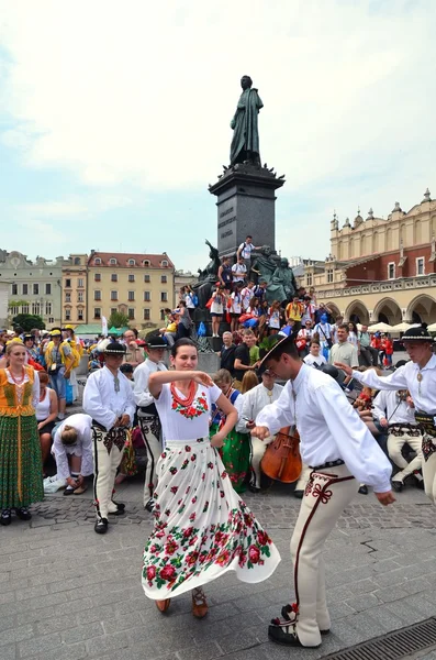 KRAKOW, POLOGNE - 27 JUL 2016 : Journée mondiale de la jeunesse 2016. Jeunes sur la place principale de Cracovie . — Photo