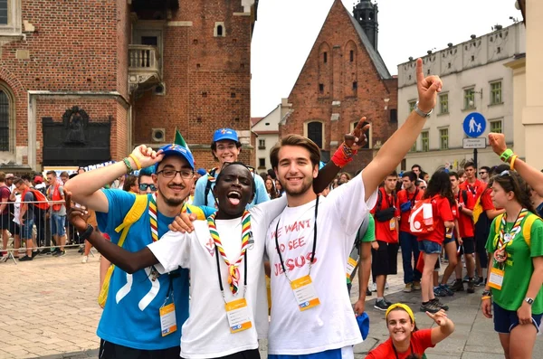 Krakow, Polen - 27 juli 2016: World youth day 2016. Internationale Katholieke jeugd Verdrag. Jonge mensen op het hoofdplein in Krakau. — Stockfoto