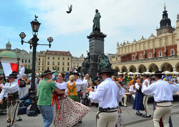 Cracóvia, Polônia - 27 de julho de 2016: Jornada Mundial da Juventude 2016. Jovens na praça principal de Cracóvia . — Fotografia de Stock