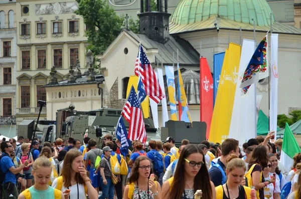 Krakow, Polen - 27 juli 2016: World youth day 2016. Internationale Katholieke jeugd Verdrag. Jonge mensen op het hoofdplein in Krakau. — Stockfoto