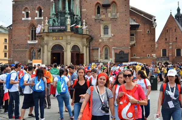 Krakow, Polen - 27 juli 2016: Wereld jeugd dag 2016.International Katholieke jeugd Verdrag. Jonge mensen op het hoofdplein in Krakau. — Stockfoto