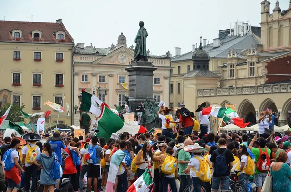 Krakow, Polen - 27 juli 2016: World youth day 2016. Internationale Katholieke jeugd Verdrag. Jonge mensen op het hoofdplein in Krakau. — Stockfoto