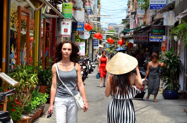 Saigon, Vietnam-March 8, 2015: Woman on street of Saigon (Ho Chi Min City) — Stock Photo, Image