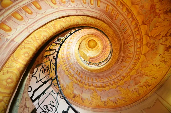 Melk, Ausztria - június 07, 2014: Rokokó spirális lépcsők a Melki apátság, a Szent Peter & Pál templom Melk — Stock Fotó