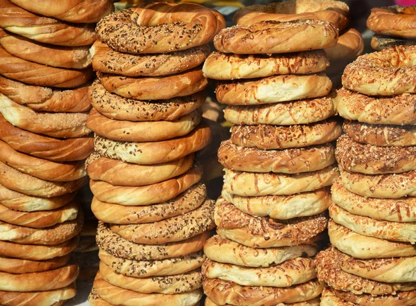 Tradiční tradiční preclíky s mákem a sezamovými semínky — Stock fotografie