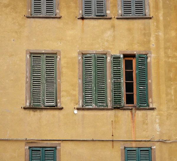 Vecchia finestra in Italia — Foto Stock