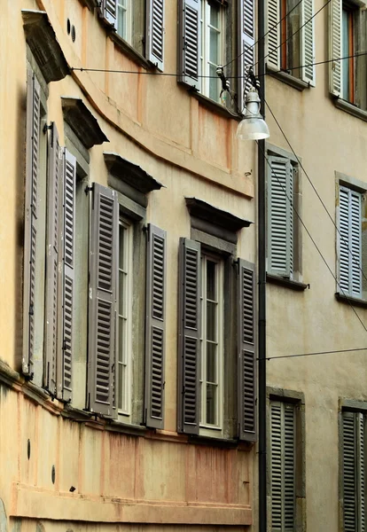 意大利贝加莫的老窗口 — 图库照片