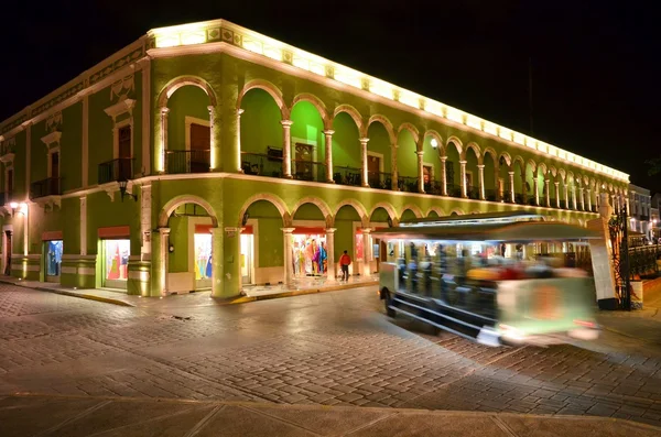 CAMPECHE, MÉXICO - 17 DE FEBRERO DE 2014: vista nocturna de la plaza principal en Campeche, México . — Foto de Stock