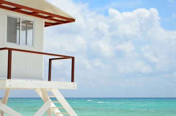 White Lifeguard house on a beach — Stock Photo, Image