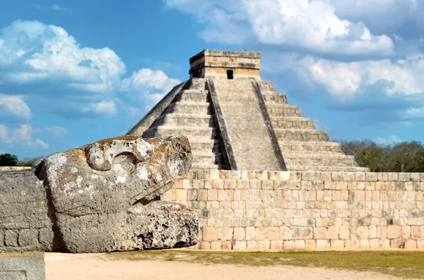 The head of the snake in Chichen Itza, Mexico — Stock Photo, Image