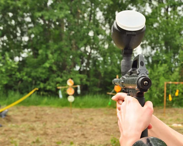 Paintballgewehr in Aktion — Stockfoto