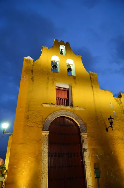 CAMPECHE, MÉXICO - 17 DE FEBRERO DE 2014: vista nocturna de la calle en Campeche, México — Foto de Stock
