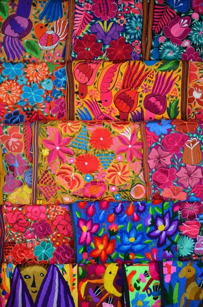 Mexico, Merida - 26 maart 2014: "Oaxaca in Merida" - voedsel en handwerk gebeurtenis. Traditionele handgemaakt Mexicaans stof — Stockfoto