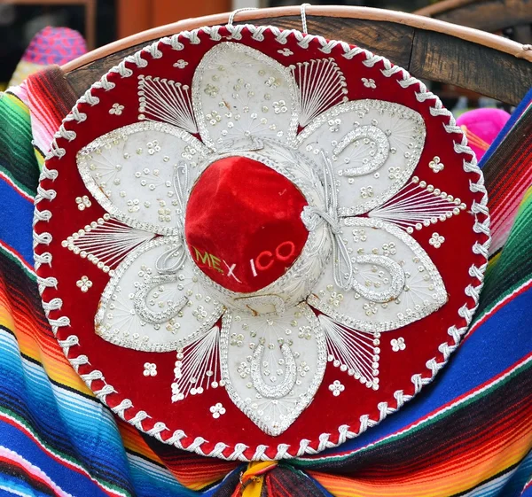 Coloridos recuerdos de sombrero mexicano — Foto de Stock