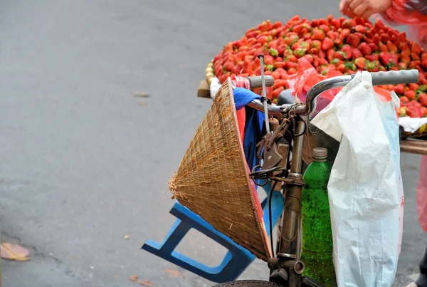 Oude fiets met hoed en aardbei — Stockfoto