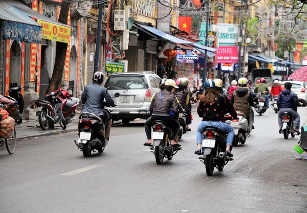 HANOI, VIETNAM 01 de março: Tráfego movimentado no antigo trimestre de 2015 em Hanói . — Fotografia de Stock