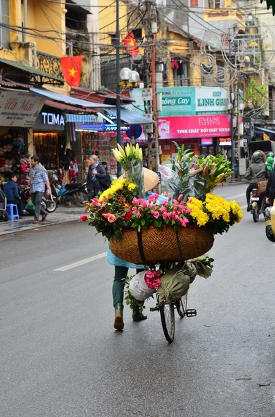 HANOI, VIETNAM 01 de março: Tráfego movimentado no antigo trimestre de 2015 em Hanói . — Fotografia de Stock