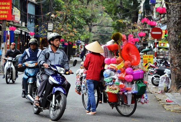 HANOI, VIETNAM 01 de março: Tráfego movimentado no antigo trimestre de 2015 em Hanói . — Fotografia de Stock