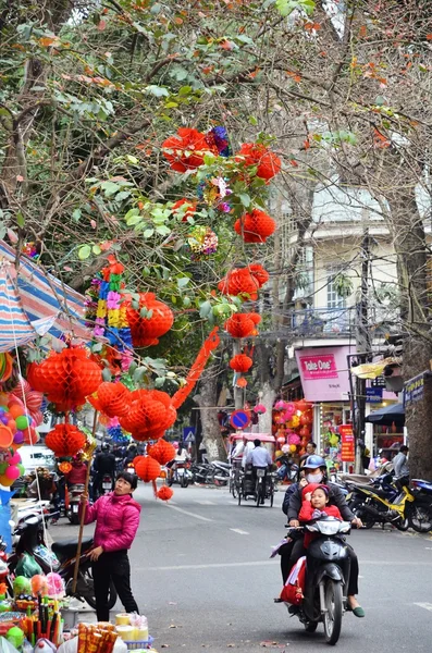 HANOI, VIETNAM 01 de março: Tráfego movimentado no antigo trimestre de 2015 em Hanói . — Fotografia de Stock