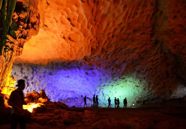 HALONG BAY VIETNAM - 04 mars 2015 - Intérieur de "Surprise Cave" en vietnamien, Ha Long Bay — Photo
