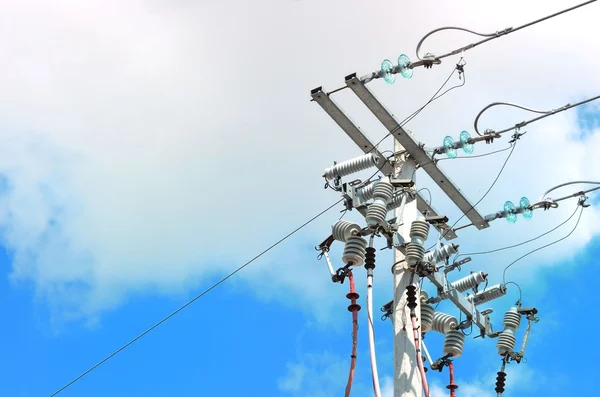 Электрический столб перед облачным голубым небом — стоковое фото