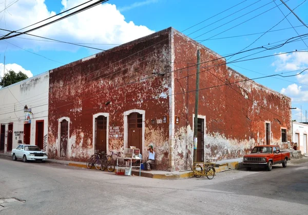 VALLADOLID, MÉXICO - 6 DE MARZO DE 2014: lugareños frente al edificio. Parte antigua de la ciudad . — Foto de Stock