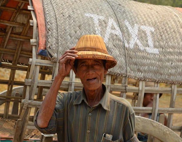 Mandalay, Myanmar - 14 de marzo de 2015: Un viejo taxista birmano no identificado frente al vagón . —  Fotos de Stock