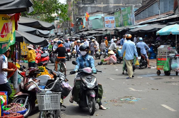 Can Tho, Vietnã - Marz 06, 2015: Motorbike driver no mercado local . — Fotografia de Stock