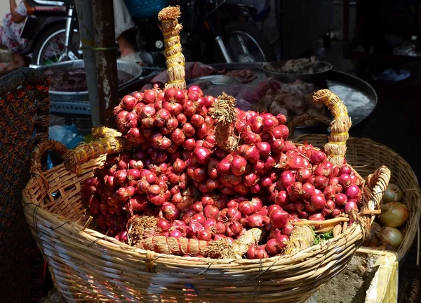 Red onion in basket — Stock Photo, Image