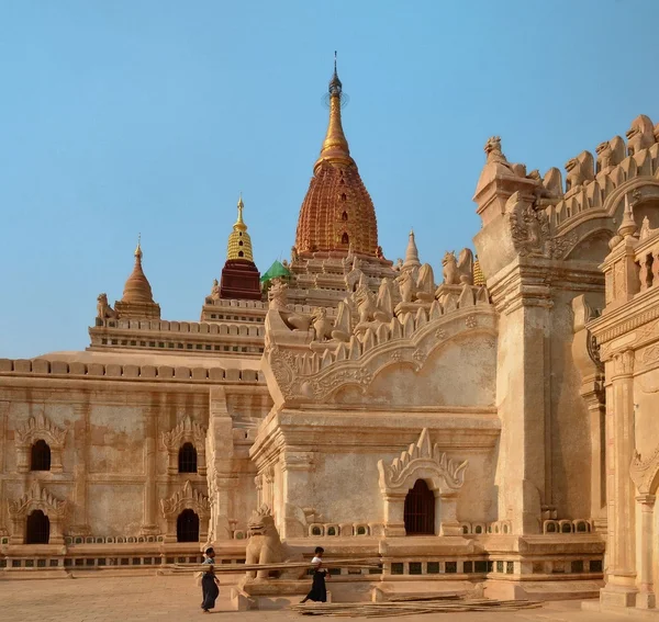 Bagan, Myanmar - Marz 12, 2015: Man working in Ananda Phaya Temple in Bagan — Stock fotografie