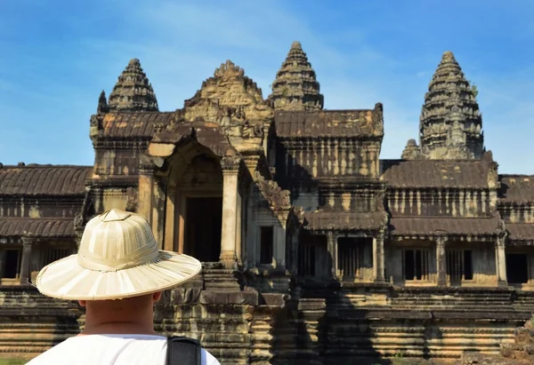 Man op Angkor Wat tempel complex, Siem Reap, Cambodja — Stockfoto