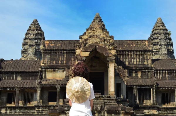 Femme au temple Angkor Wat, Siem Reap, Cambodge — Photo