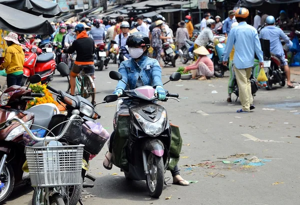 Can Tho, Wietnam - Marz 06, 2015: Kierowca motocykla na lokalnym rynku. — Zdjęcie stockowe