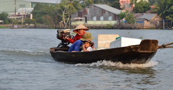 Can Tho, Vietnã - 5 de março de 2015: Uma família movendo-se de barco a remo, o meio de transporte mais comum de pessoas rurais em Mekong delta Vietnã — Fotografia de Stock