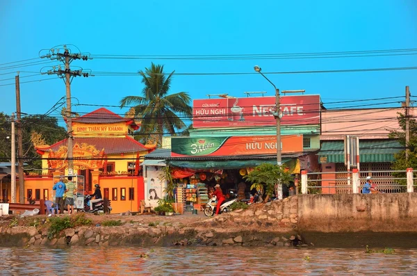 Кантхо, В'єтнам - 5 березня 2015 - перегляд вулиці біля річки Меконг повний рекламних щитів. — стокове фото