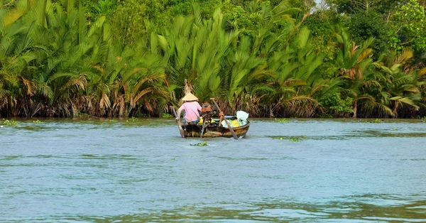 Can tho, Vietnam - 5. März 2015: Frau bewegt sich mit dem Ruderboot, dem häufigsten Transportmittel der Landbevölkerung im Mekong-Delta Vietnams — Stockfoto