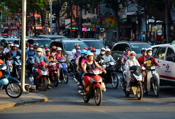 Ho Chi Minh, Vietnã 07 de março de 2015: Tráfego ocupado no antigo trimestre de 2015 em Ho Chi Minh — Fotografia de Stock