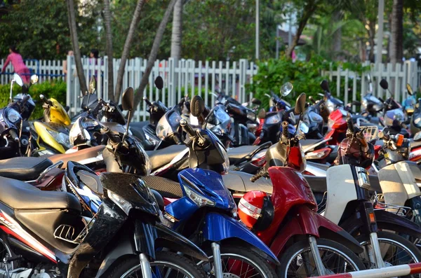 Cidade de Ho Chi Minh, Vietnã - 8 de março de 2015: fileiras de motos estacionadas fora de um prédio público na cidade de Ho Chi Minh . — Fotografia de Stock