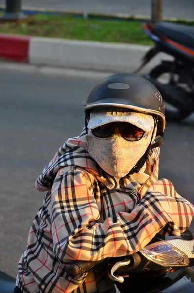 Ho Chi Minh, Vietnã Março 07, 2015: menina em moto na máscara — Fotografia de Stock